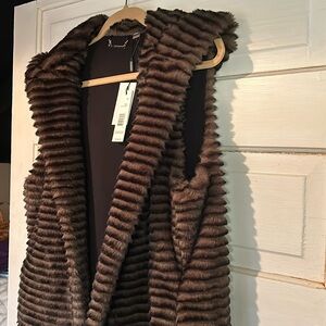 Tahari Faux Fur vest .New.Size M .